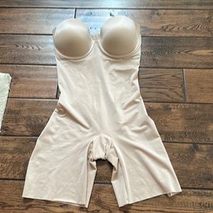 Spanx Suit Your Fancy Strapless Cupped Mid-Thigh Bodysuit. Size medium. Beige.